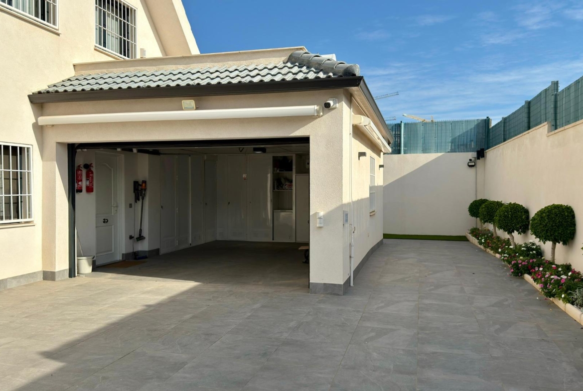 Detached villa with private pool and large plot