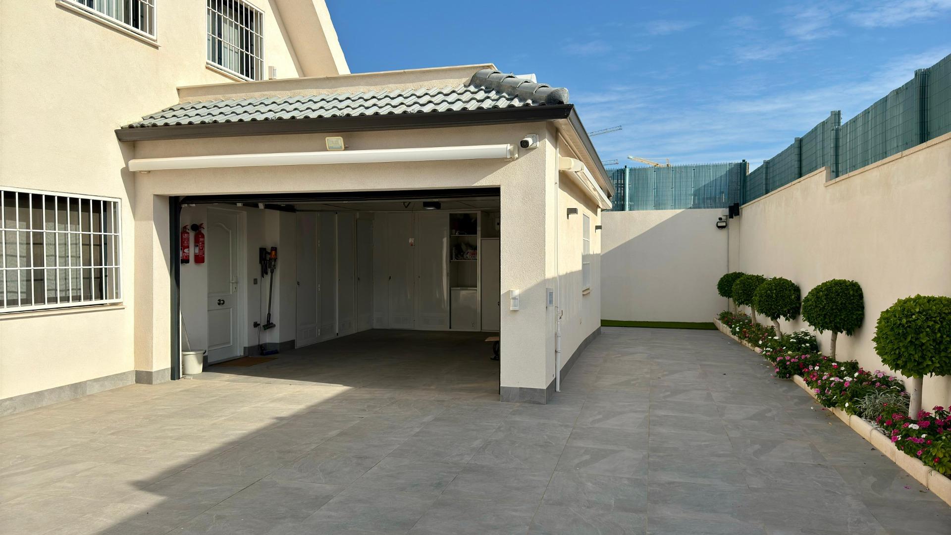 3-15-80 Detached villa with private pool and large plot