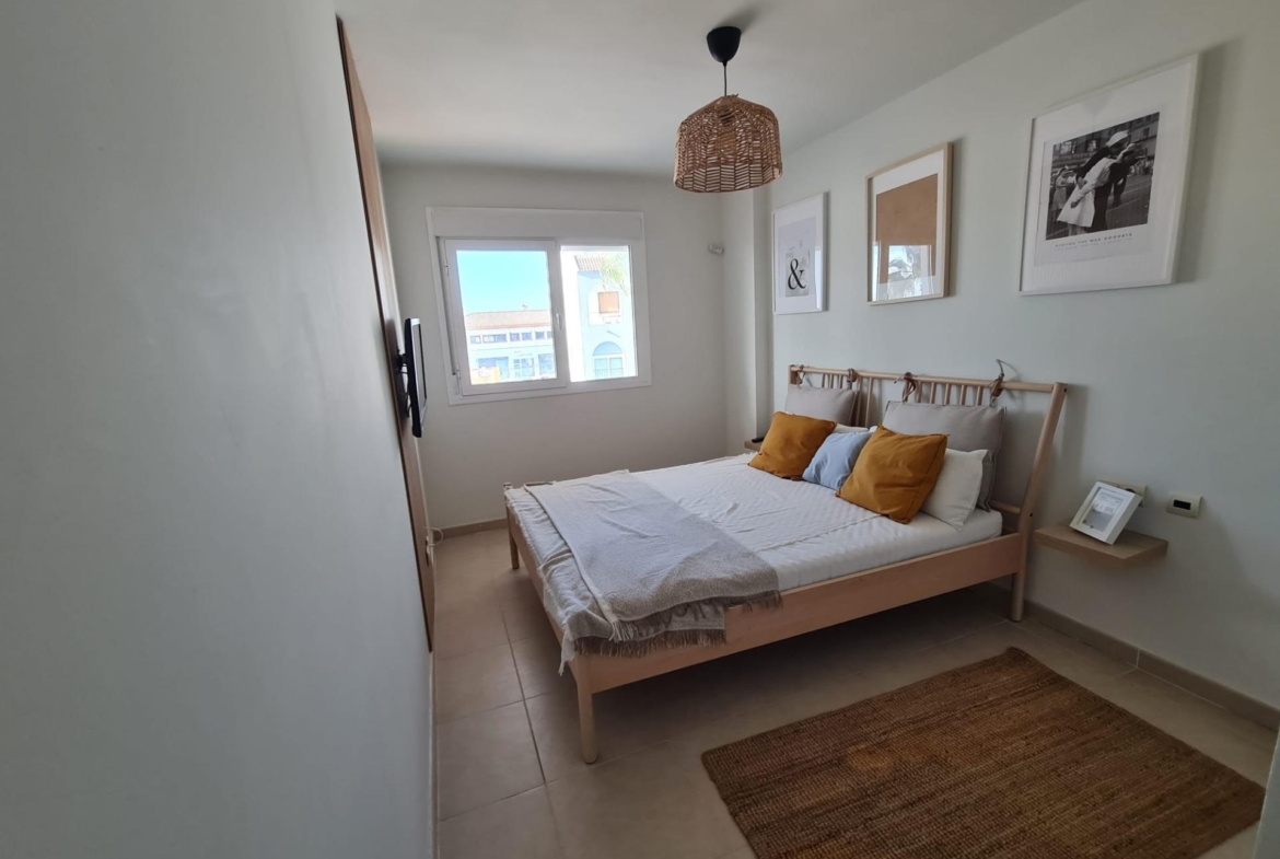SEMINUEVO APARTAMENTO EN ORIHUELA COSTA DE 2 DORM. 2 BAÑOS. PARKING INCLUIDO. PISCINA COMUNITARIA.