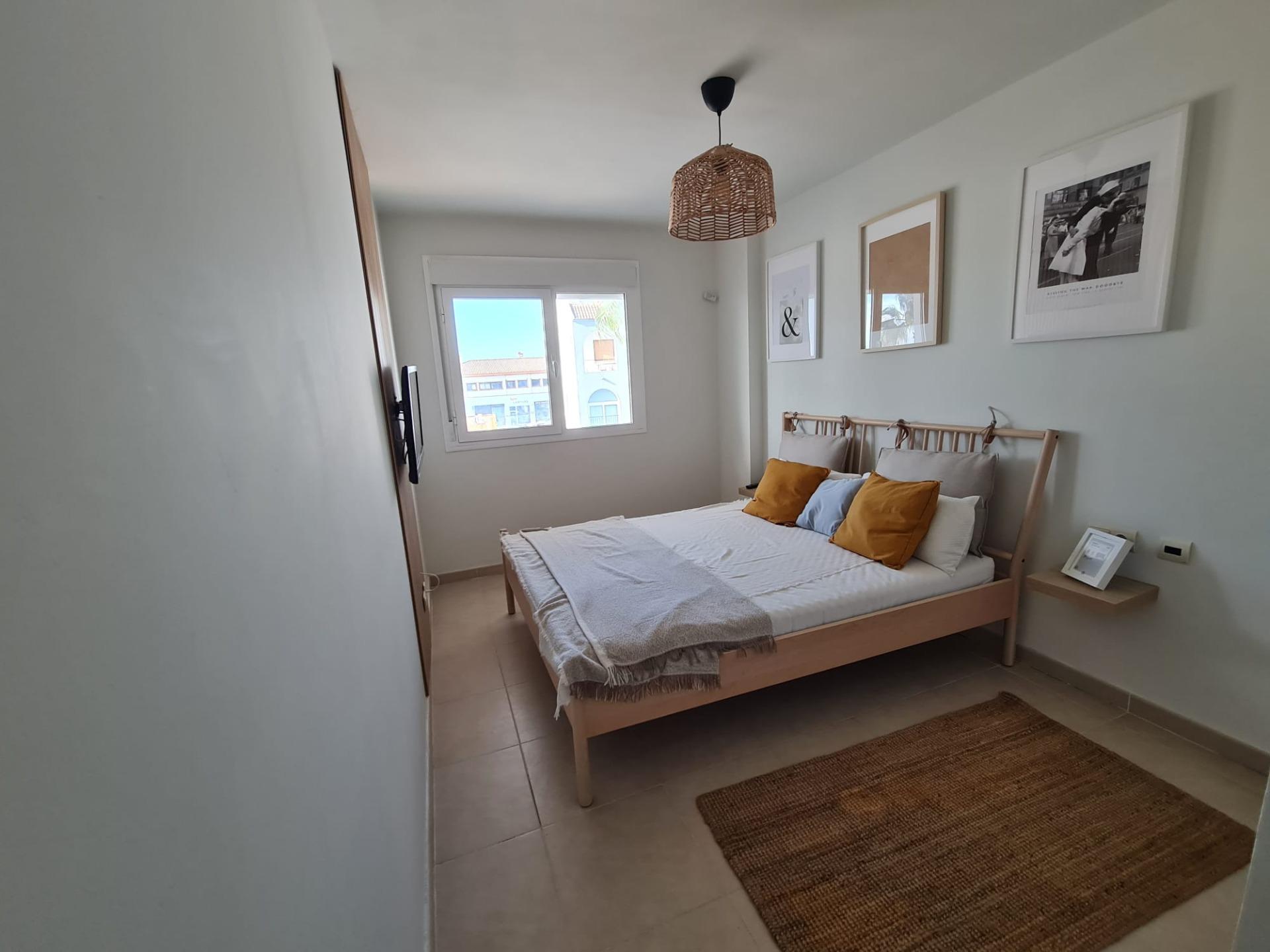 SEMINUEVO APARTAMENTO EN ORIHUELA COSTA DE 2 DORM. 2 BAÑOS. PARKING INCLUIDO. PISCINA COMUNITARIA.