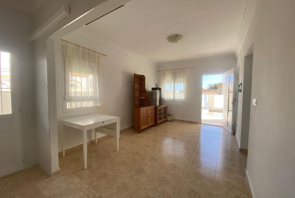 Detached chalet in Torrevieja (Torreblanca), just 300 meters from the sea.