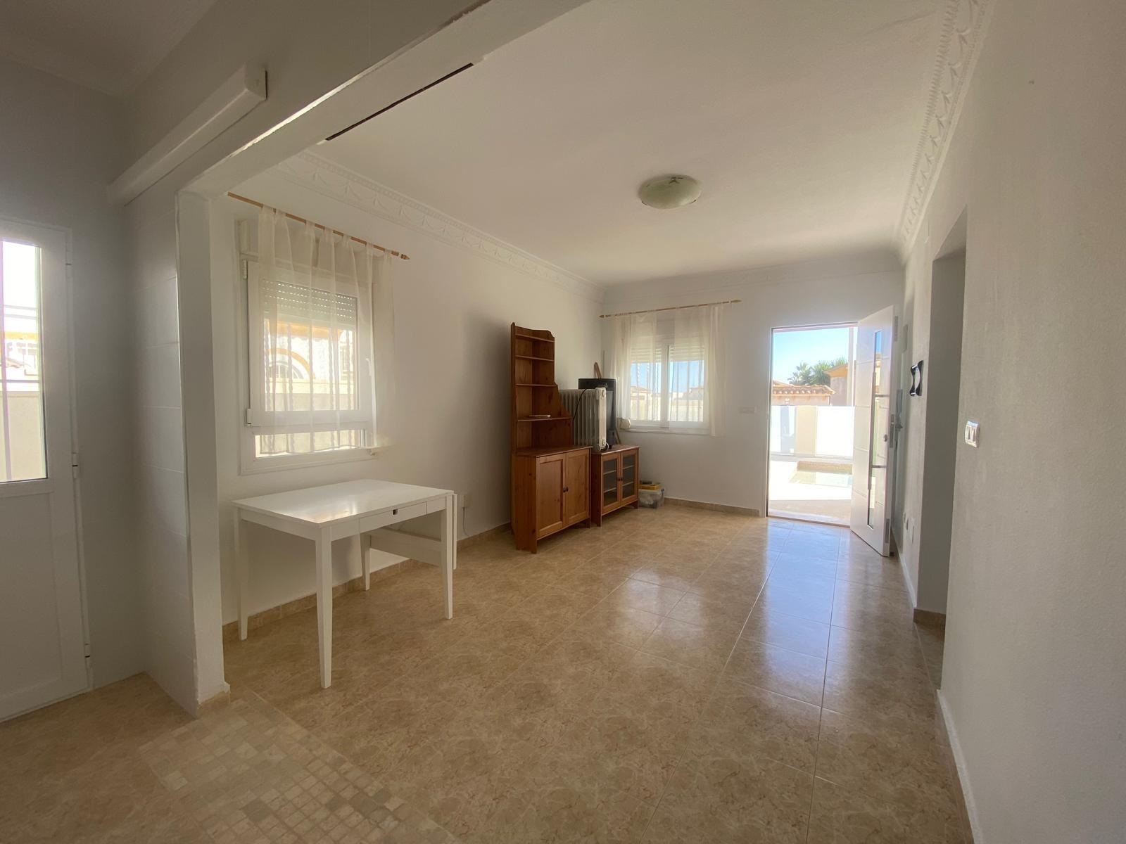 Detached chalet in Torrevieja (Torreblanca), just 300 meters from the sea.