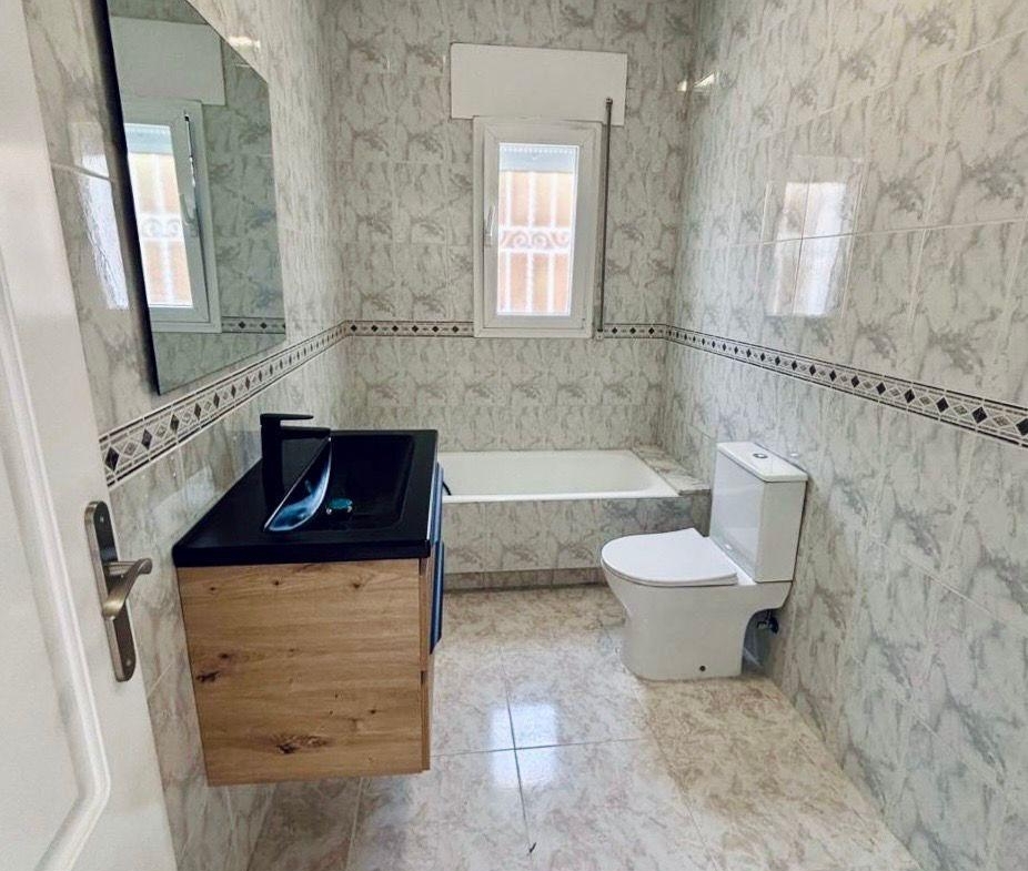 VILLA ESTILO MEDITERRANEO EN CIUDAD QUESADA CON PARCELA DE 500 M2 Y PROPIA PISCINA. 3 DORM. 2 BAÑOS. 110 M2 DE CASA.