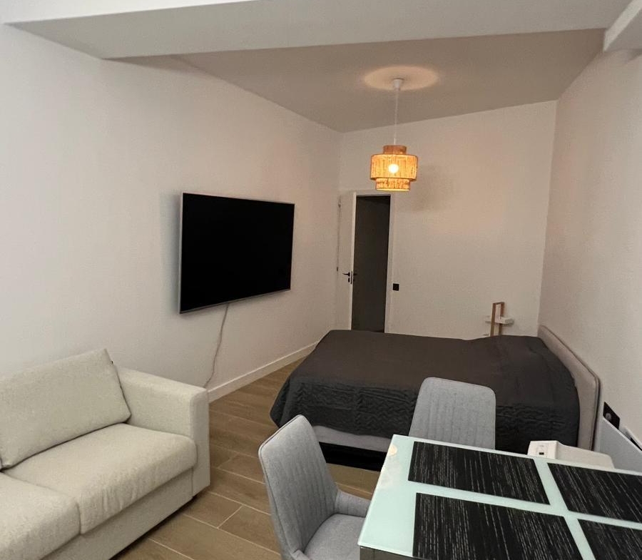 REFORMADO ESTUDIO A 300 METROS DE PLAYA LA MATA. CON SUPERFICIE 32 M2.