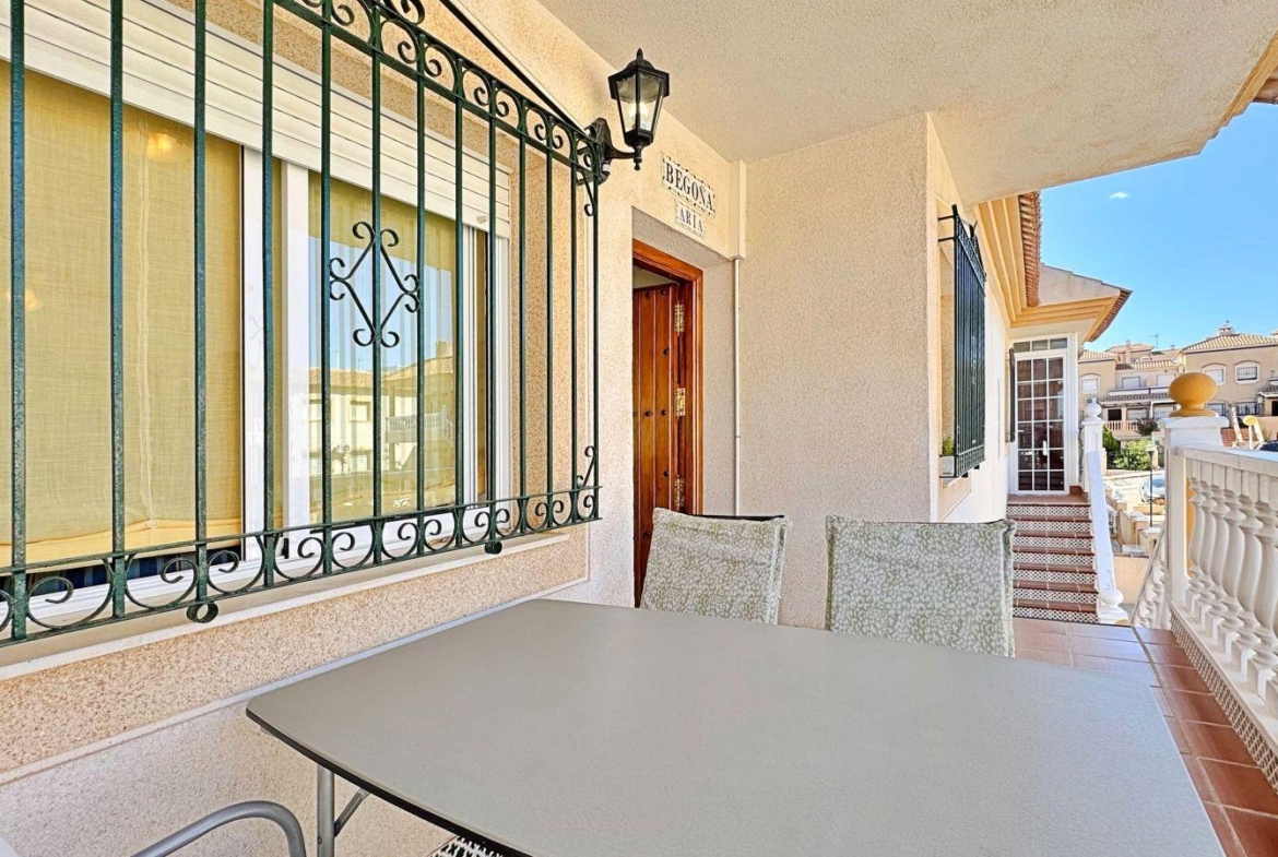 BUNGALOW PLANTA ALTA CON SOLARIUM DE 30 M2 Y A 650 METROS DE PLAYA LA ZENIA. 2 DORM. 1 BAÑO. PISCINA COMUNITARIA.