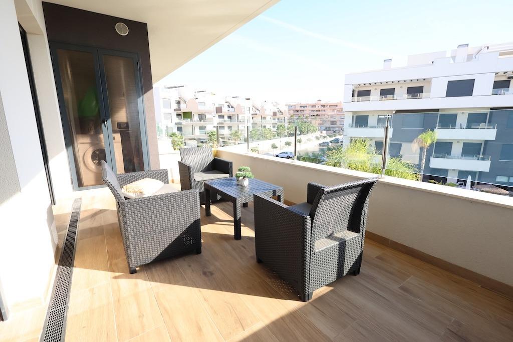 Modern & Move-In Ready Apartment in Villamartin