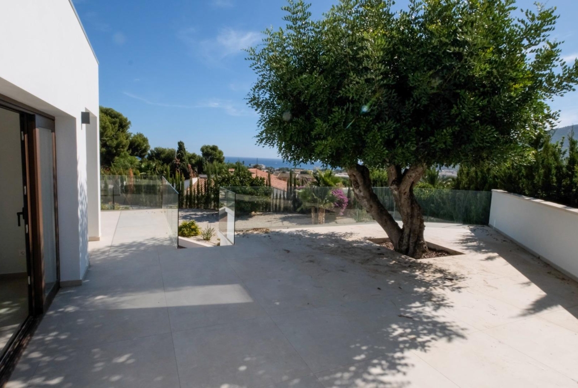 “Stunning Villa with scenic views to the sea and valle  in Altea”