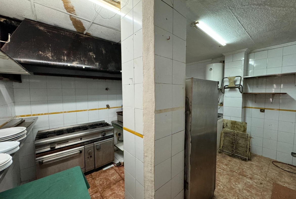 SE VENDE LOCAL COMERCIAL. 120 M2. CON LICENCIA HOSTELERIA. PLAYA A 500 METROS.