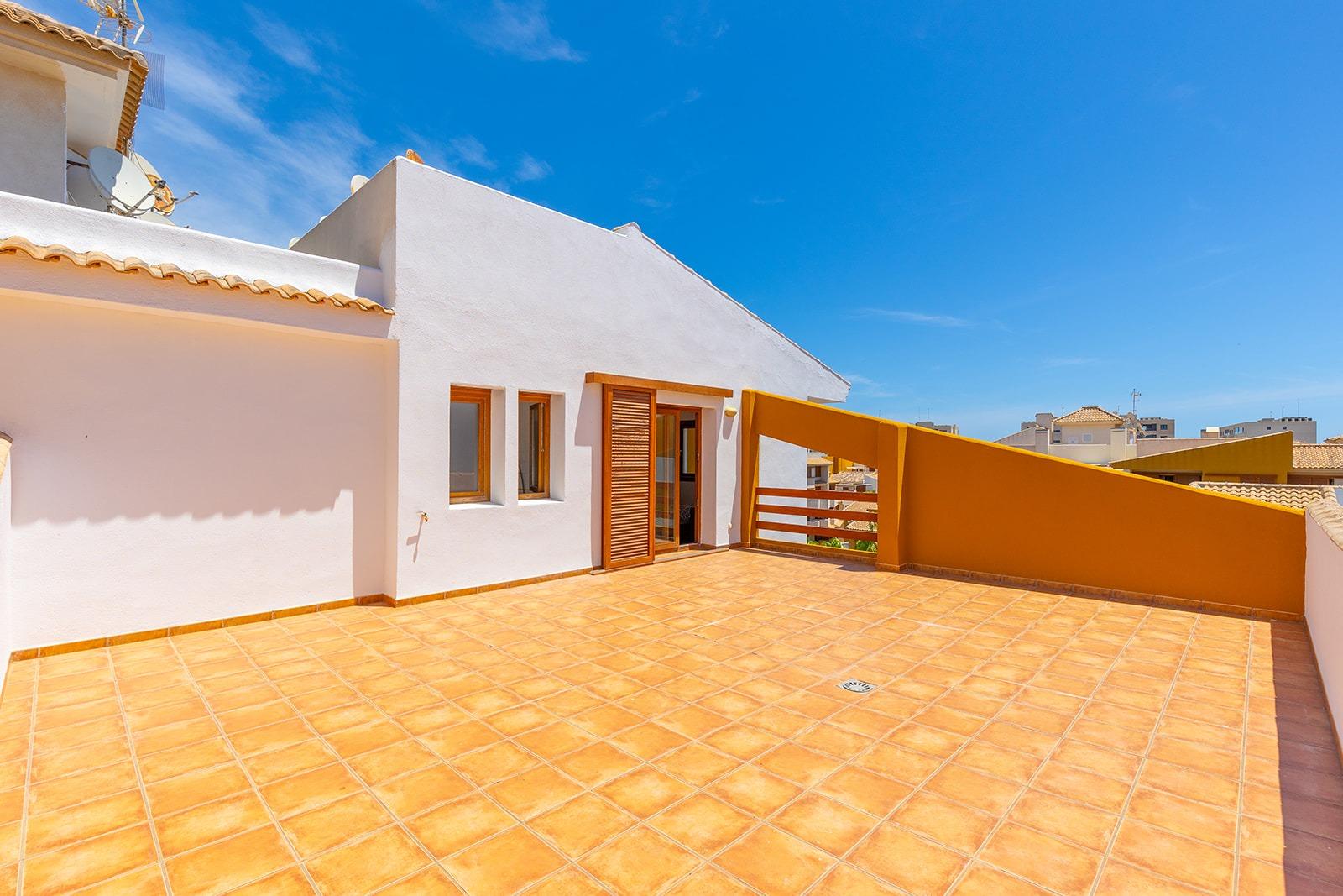 “LA RECOLETA” ATICO CON TRES TERRAZAS. GARAJE+TRASTERO. 2 DORM. 2 BAÑOS. 201 M2. PISCINAS.