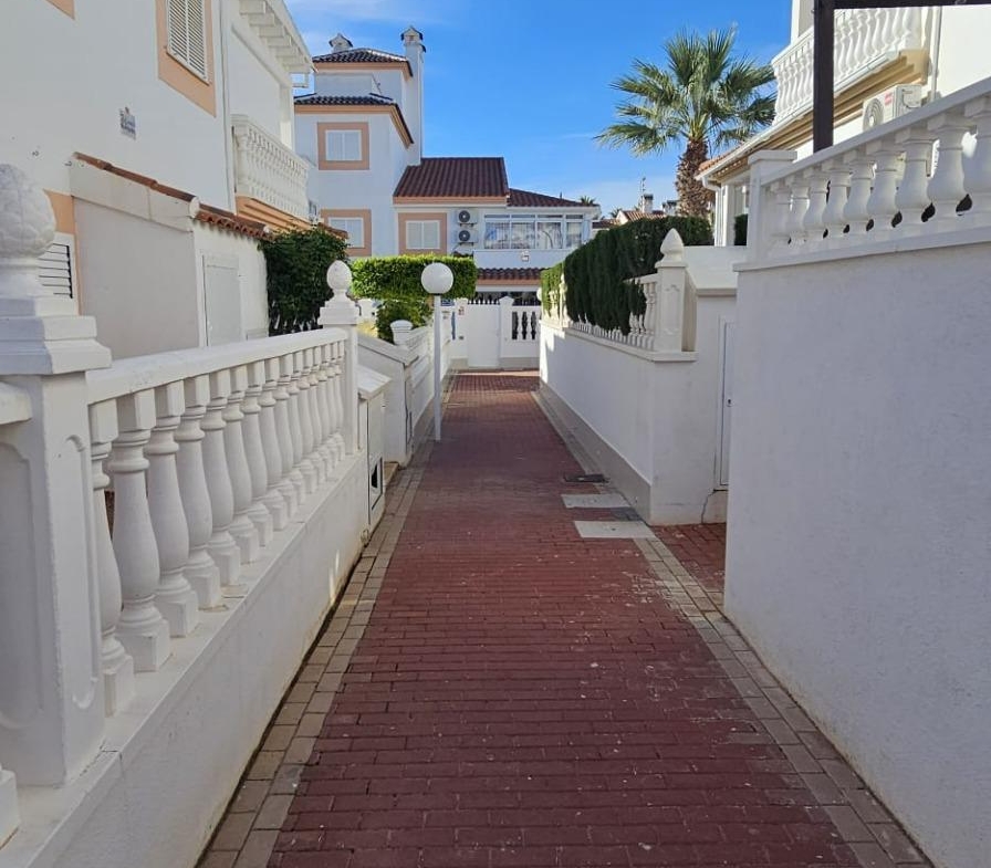 ORIHUELA COSTA EXCLUSIVA: ZENIAMAR 3, 4 HABS AMPLIO JARDIN PISCINA COM 320.000 EUROS!