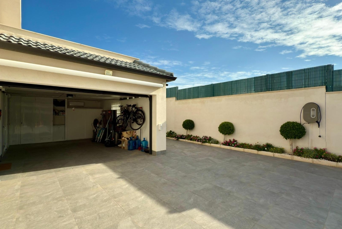 Detached villa with private pool and large plot