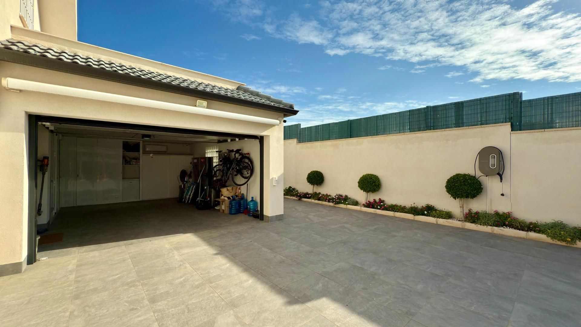 3-16-76 Detached villa with private pool and large plot