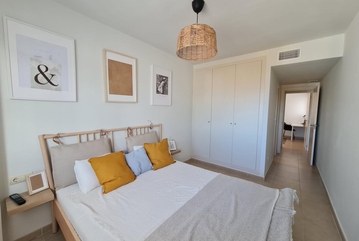 SEMINUEVO APARTAMENTO EN ORIHUELA COSTA DE 2 DORM. 2 BAÑOS. PARKING INCLUIDO. PISCINA COMUNITARIA.