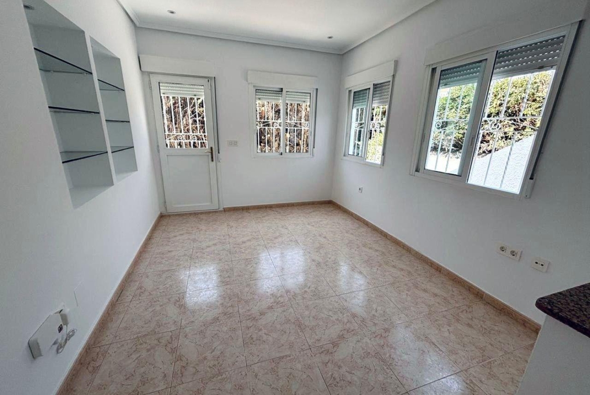 VILLA ESTILO MEDITERRANEO EN CIUDAD QUESADA CON PARCELA DE 500 M2 Y PROPIA PISCINA. 3 DORM. 2 BAÑOS. 110 M2 DE CASA.