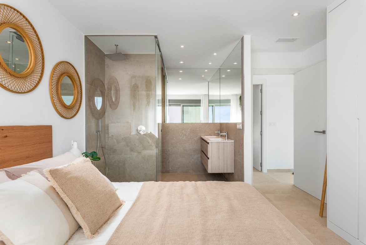 VILLA DE OBRA NUEVA EN LOS ALCÁZARES CON VISTAS AL MAR MENOR. 3 DORM. 2 BAÑOS. CON PISCINA PROPIA. PARCELA 230 M2.