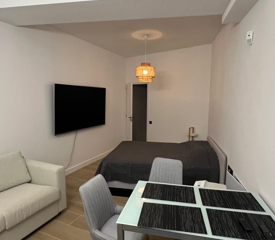 REFORMADO ESTUDIO A 300 METROS DE PLAYA LA MATA. CON SUPERFICIE 32 M2.