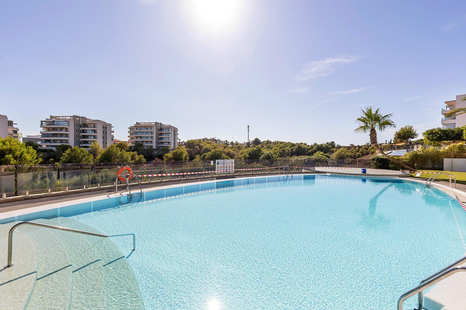 3-17-120 APARTAMENTO EN RESIDENCIAL GREEN HILS DE 2 DORM. 2 BAÑOS. PARKING INCLUIDO. PISCINA. GYM. SUPERFICIE 93 M2.