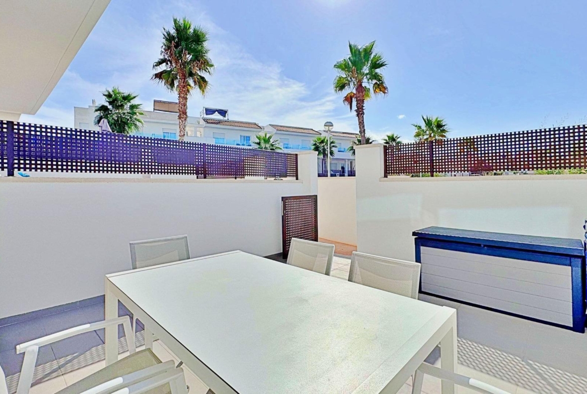 BUNGALOW EN LOS BALCONES CON ENORME SOLARIUM. 3 DORM. 3 BAÑOS. 113 M2 SUPERFICIE. PISCINA COMUNITARIA.