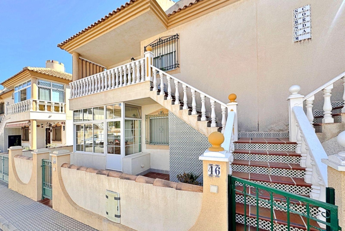 BUNGALOW PLANTA ALTA CON SOLARIUM DE 30 M2 Y A 650 METROS DE PLAYA LA ZENIA. 2 DORM. 1 BAÑO. PISCINA COMUNITARIA.