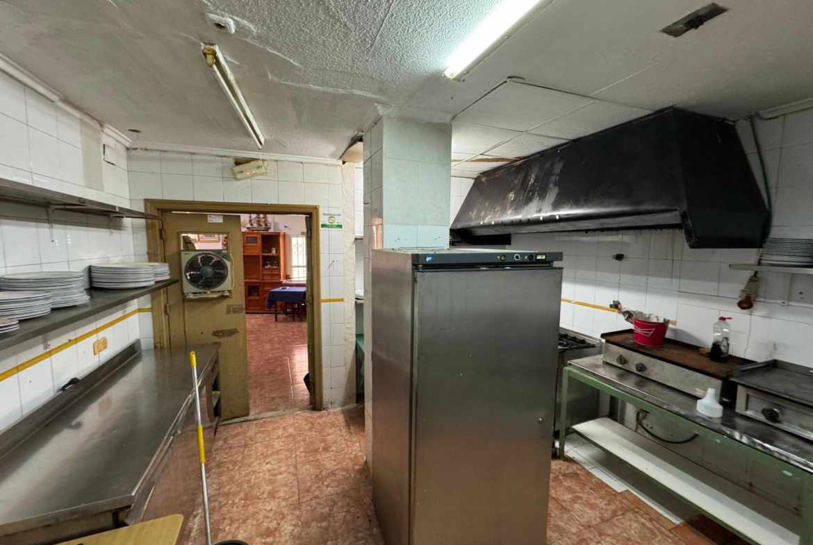 SE VENDE LOCAL COMERCIAL. 120 M2. CON LICENCIA HOSTELERIA. PLAYA A 500 METROS.