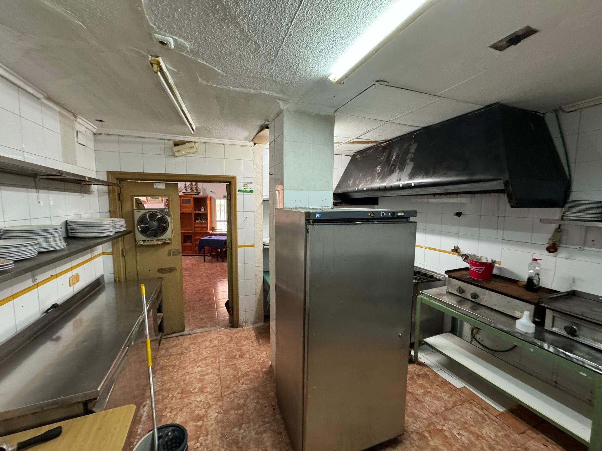 SE VENDE LOCAL COMERCIAL. 120 M2. CON LICENCIA HOSTELERIA. PLAYA A 500 METROS.