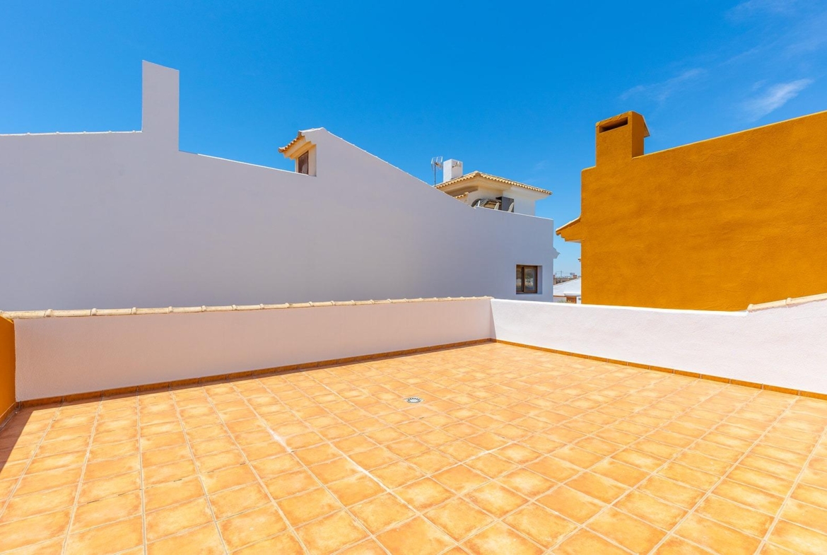 “LA RECOLETA” ATICO CON TRES TERRAZAS. GARAJE+TRASTERO. 2 DORM. 2 BAÑOS. 201 M2. PISCINAS.