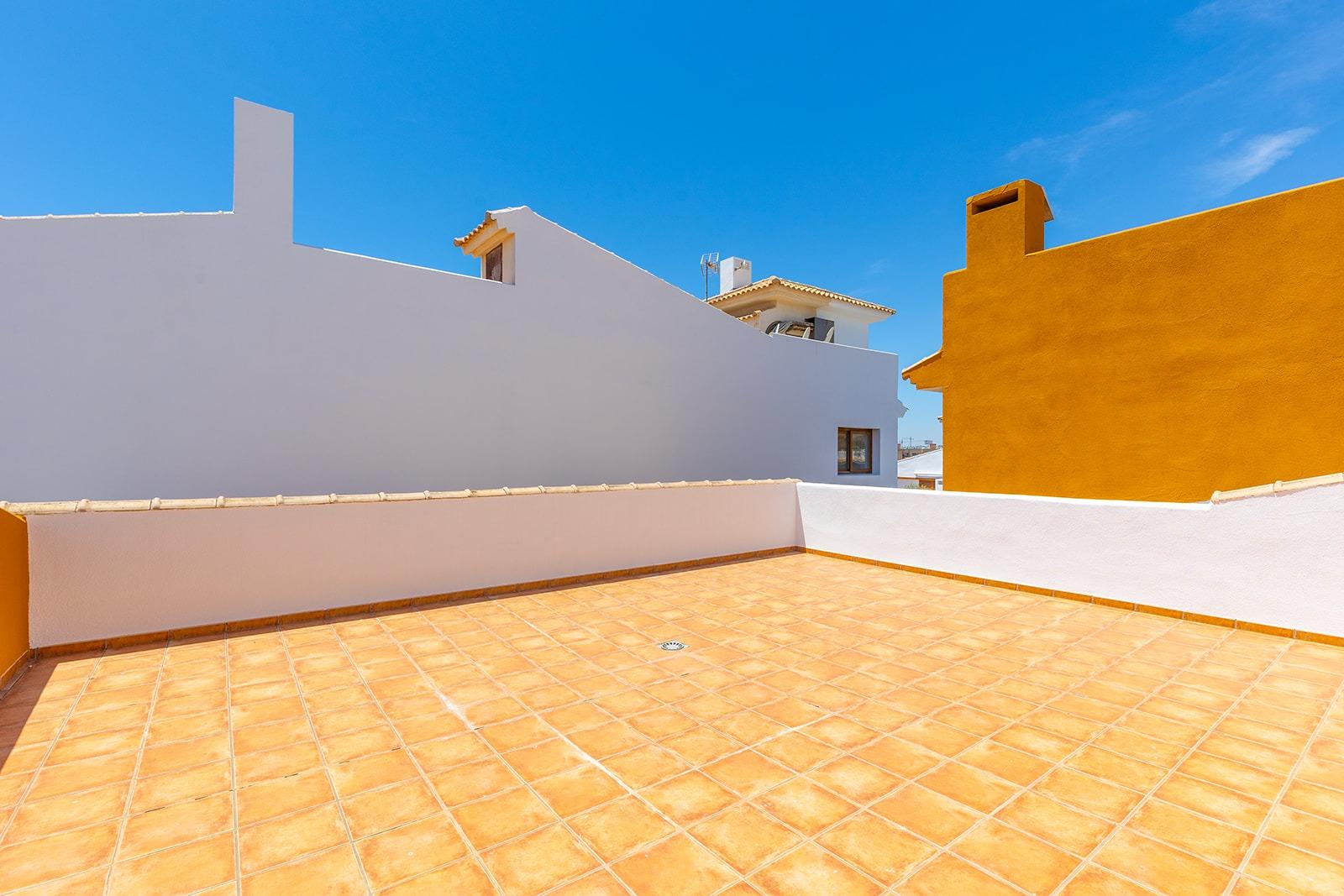“LA RECOLETA” ATICO CON TRES TERRAZAS. GARAJE+TRASTERO. 2 DORM. 2 BAÑOS. 201 M2. PISCINAS.