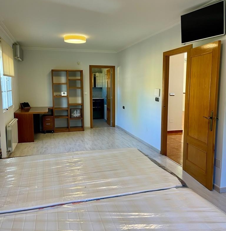 VILLA DE LUJO EN LOS BALCONES CON 950 M2 DE PARCELA. 5 DORM. 3 BAÑOS. PISCINA.
