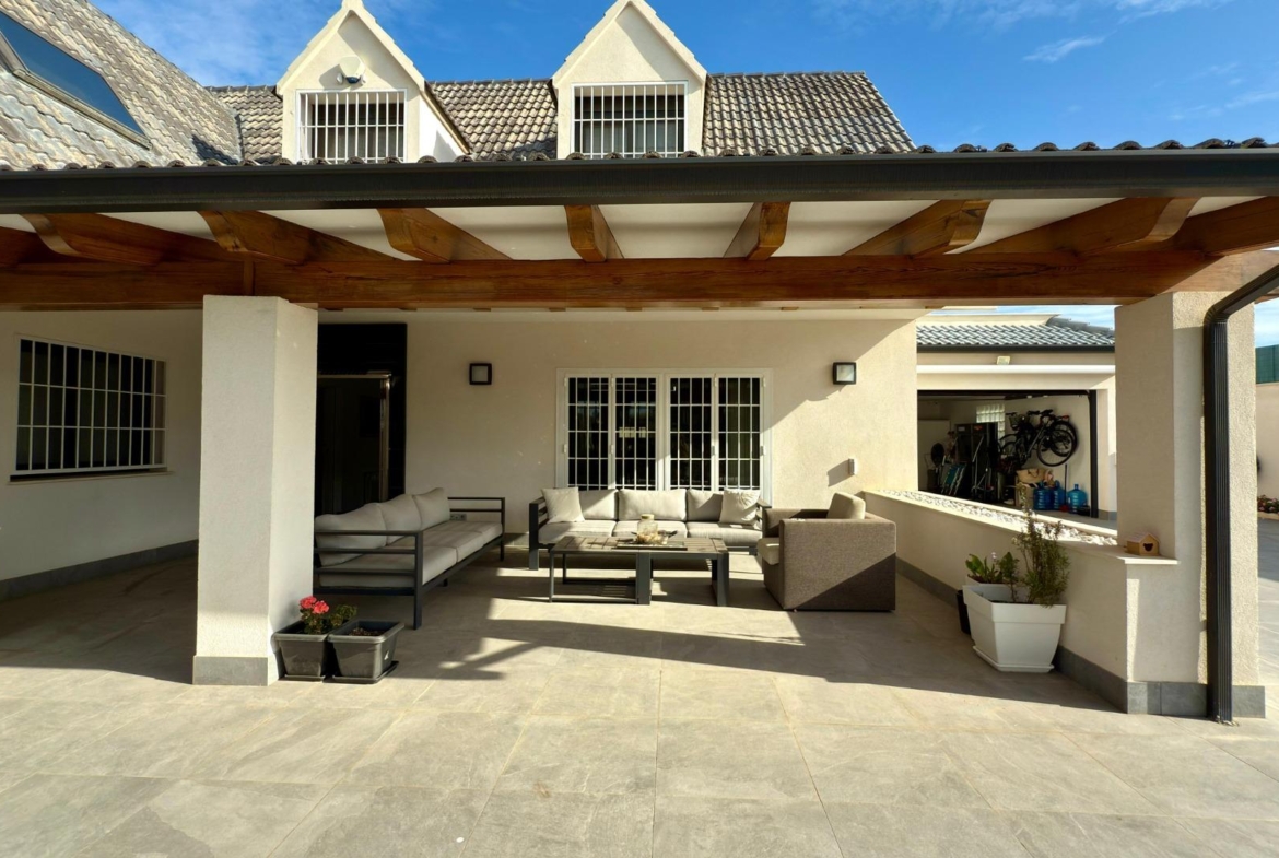 Detached villa with private pool and large plot