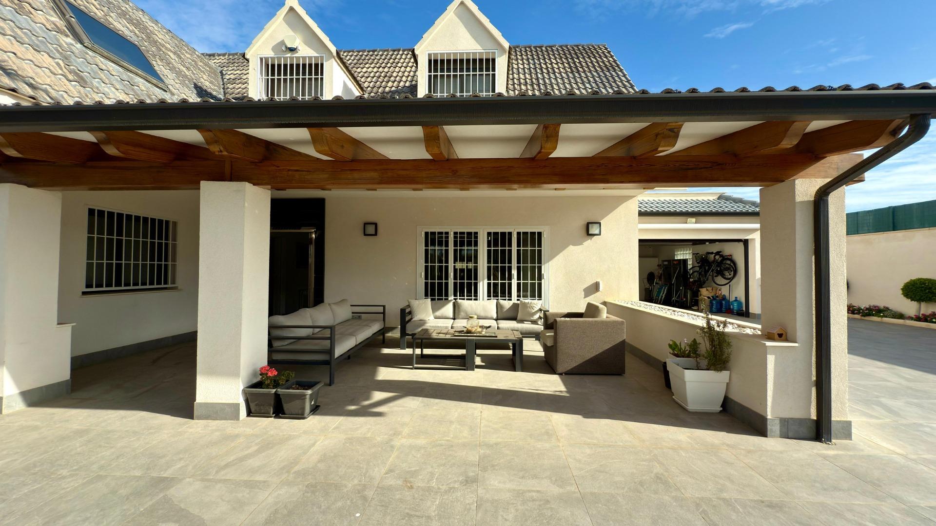 3-17-70 Detached villa with private pool and large plot