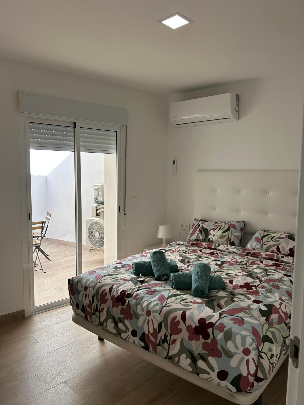 3-17-73 🏡✨ Townhouse in Benidorm Old Town: Charm and Comfort by the Sea 🌊🌴