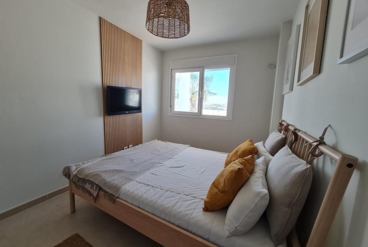 SEMINUEVO APARTAMENTO EN ORIHUELA COSTA DE 2 DORM. 2 BAÑOS. PARKING INCLUIDO. PISCINA COMUNITARIA.