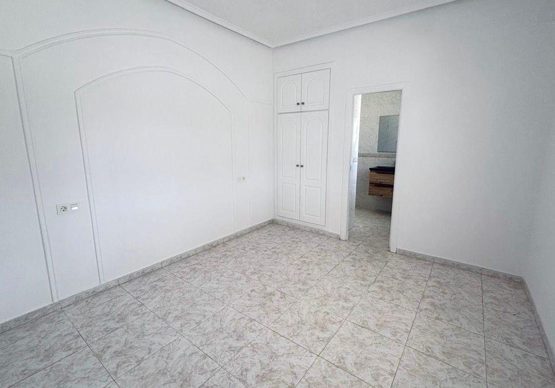 VILLA ESTILO MEDITERRANEO EN CIUDAD QUESADA CON PARCELA DE 500 M2 Y PROPIA PISCINA. 3 DORM. 2 BAÑOS. 110 M2 DE CASA.
