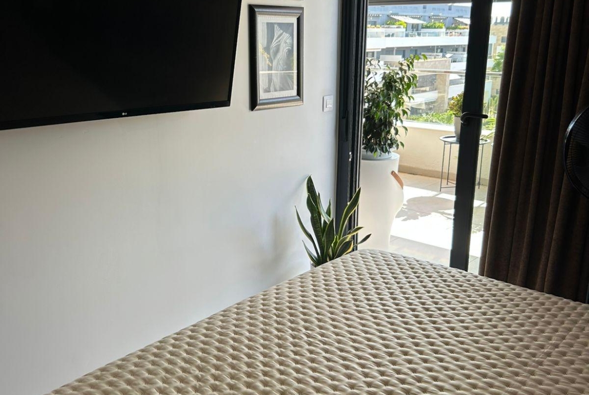 ÁTICO EN PLAYA FLAMENCA CON SOLARIUM PRIVADO. 2 DORM. 2 BAÑOS. 80 M2 DE SUPERFICIE. PISCINAS COMUN.