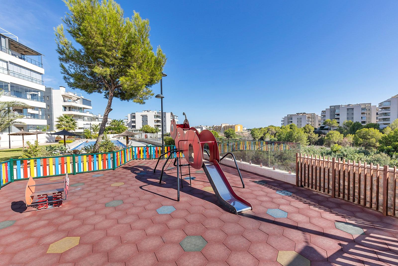 3-18-113 APARTAMENTO EN RESIDENCIAL GREEN HILS DE 2 DORM. 2 BAÑOS. PARKING INCLUIDO. PISCINA. GYM. SUPERFICIE 93 M2.