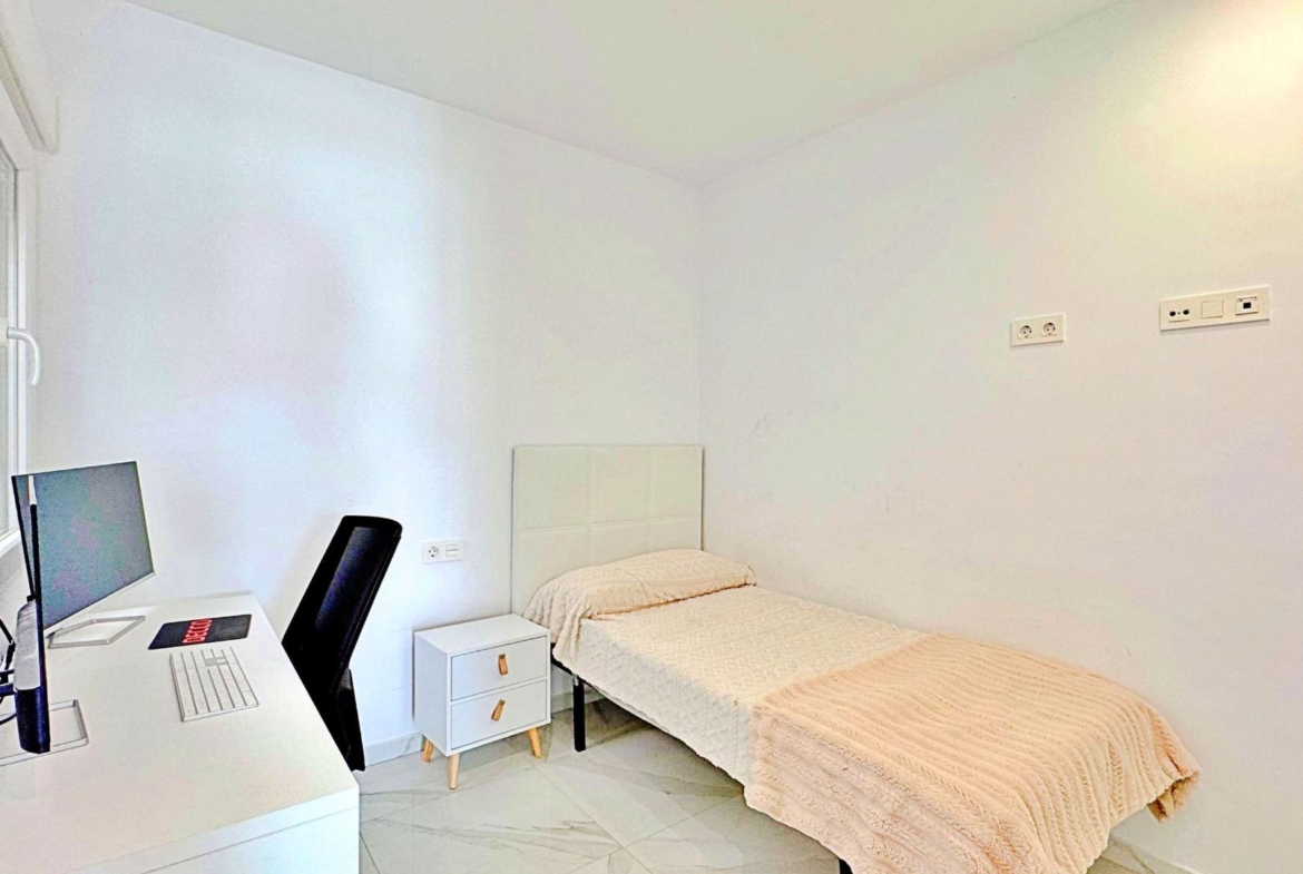 BUNGALOW EN LOS BALCONES CON ENORME SOLARIUM. 3 DORM. 3 BAÑOS. 113 M2 SUPERFICIE. PISCINA COMUNITARIA.