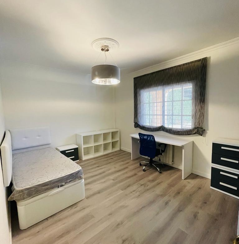 VILLA DE LUJO EN LOS BALCONES CON 950 M2 DE PARCELA. 5 DORM. 3 BAÑOS. PISCINA.