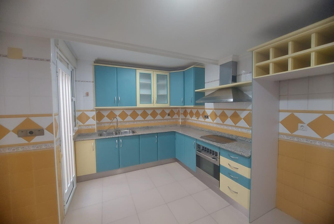 EDIFICIO EN ORIHUELA CIUDAD. 3 DORM. 2 BAÑOS. GARAJE. TRASTEROS