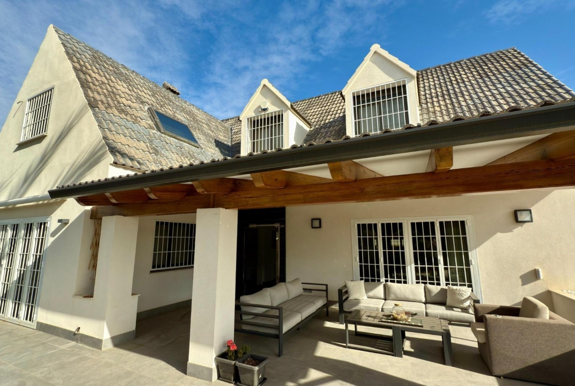 Detached villa with private pool and large plot