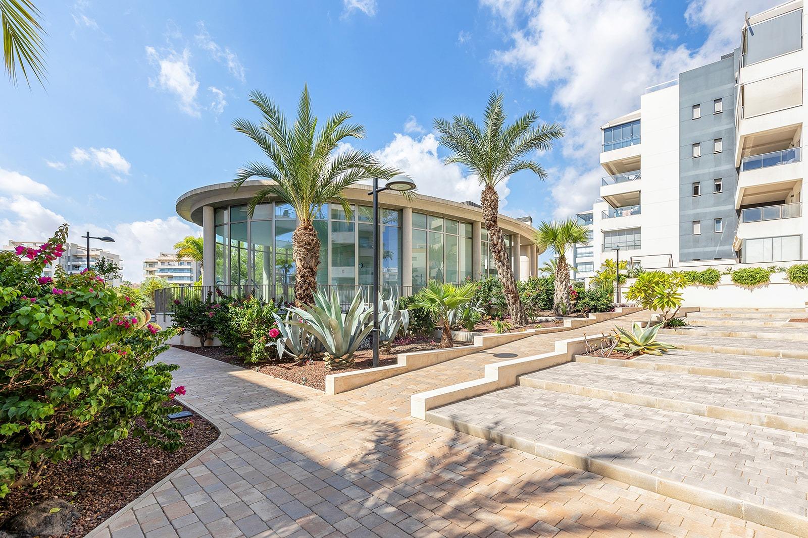 3-19-102 APARTAMENTO EN RESIDENCIAL GREEN HILS DE 2 DORM. 2 BAÑOS. PARKING INCLUIDO. PISCINA. GYM. SUPERFICIE 93 M2.