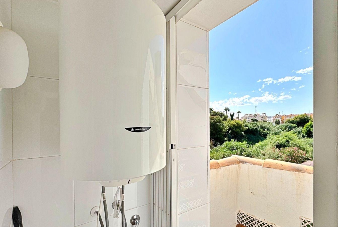 BUNGALOW PLANTA ALTA CON SOLARIUM DE 30 M2 Y A 650 METROS DE PLAYA LA ZENIA. 2 DORM. 1 BAÑO. PISCINA COMUNITARIA.