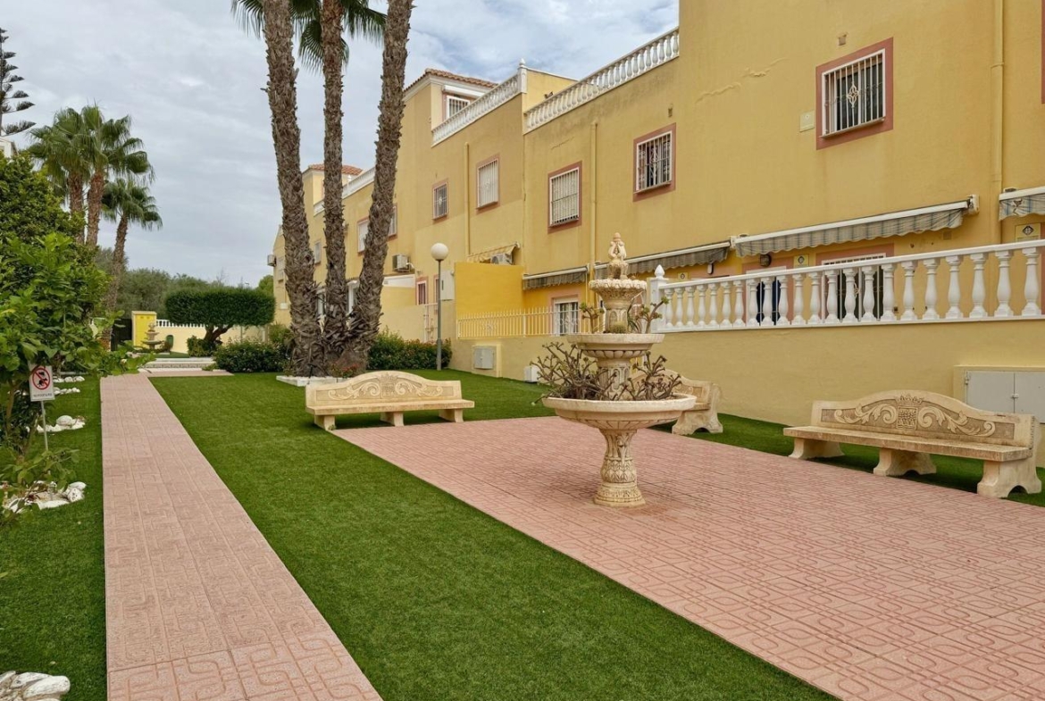 REFORMED GROUND FLOOR BUNGALOW IN ORIHUELA COSTA WITH A PLOT OF 68 M2. 3 BEDROOMS. 1 BATHROOM. COMMUNITY POOL. SURFACE AREA 69 M2.