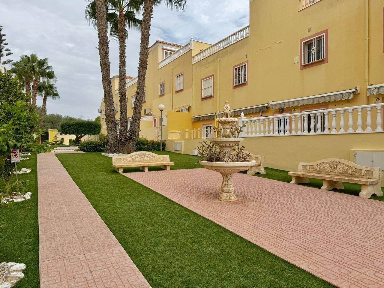 REFORMED GROUND FLOOR BUNGALOW IN ORIHUELA COSTA WITH A PLOT OF 68 M2. 3 BEDROOMS. 1 BATHROOM. COMMUNITY POOL. SURFACE AREA 69 M2.