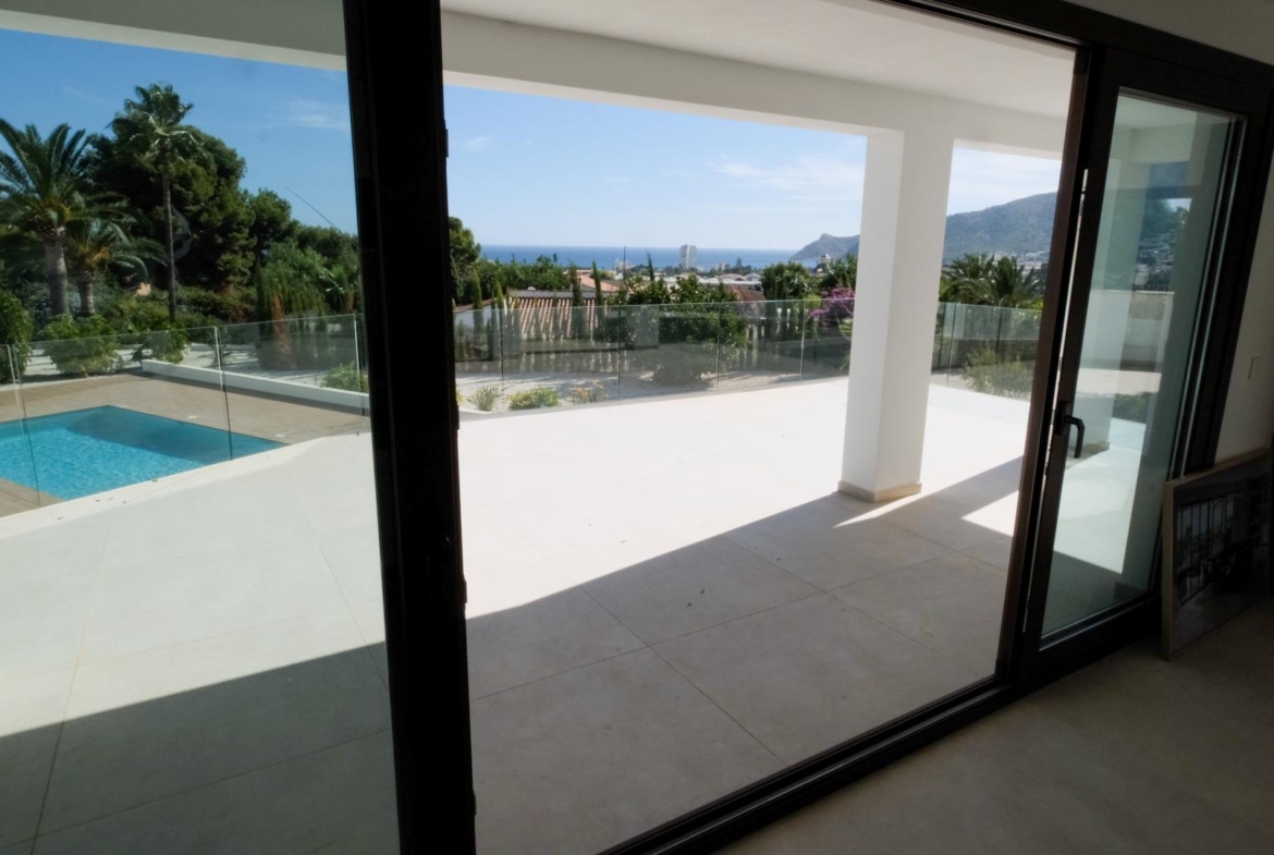 “Stunning Villa with scenic views to the sea and valle  in Altea”