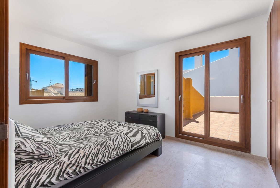 “LA RECOLETA” ATICO CON TRES TERRAZAS. GARAJE+TRASTERO. 2 DORM. 2 BAÑOS. 201 M2. PISCINAS.