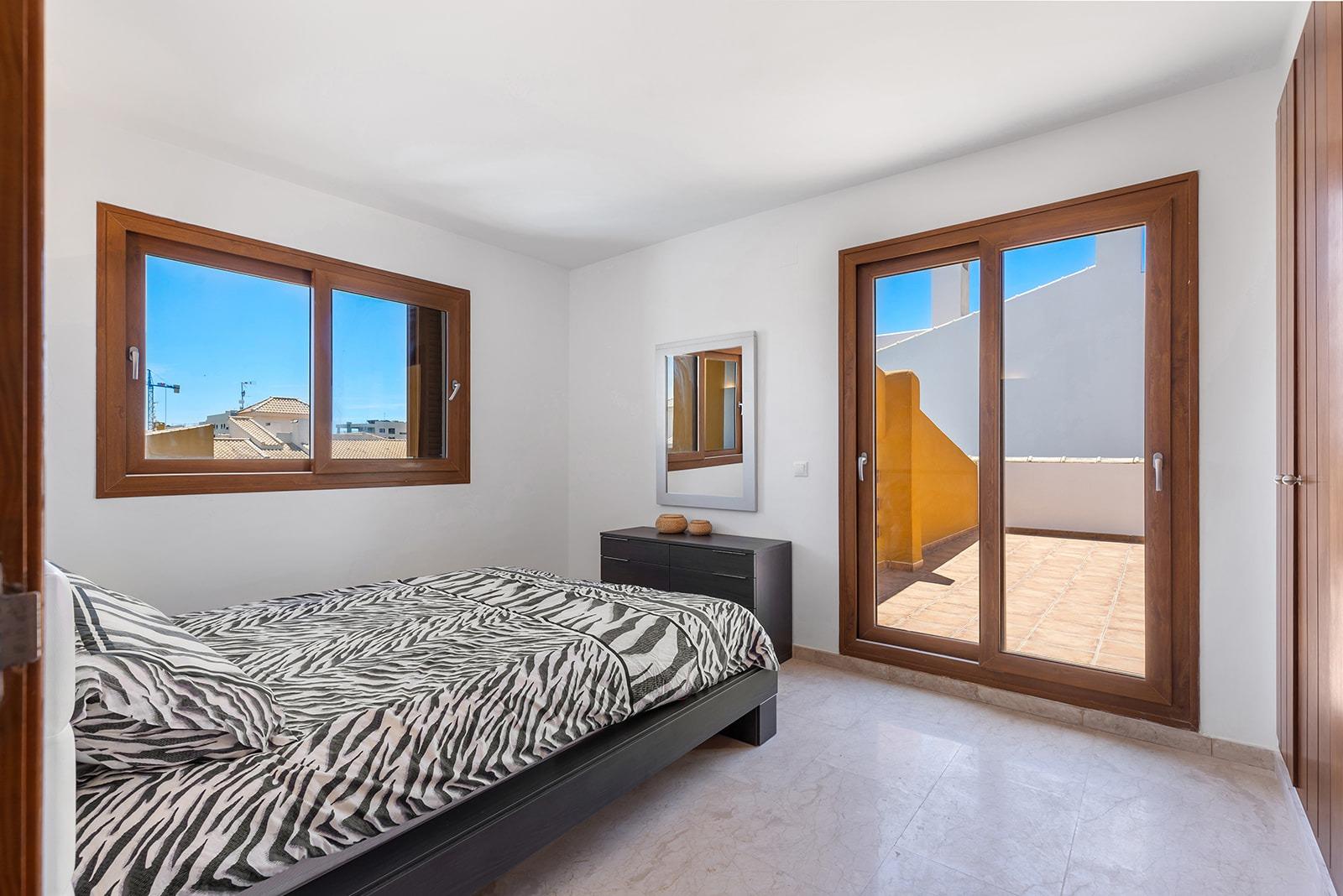 “LA RECOLETA” ATICO CON TRES TERRAZAS. GARAJE+TRASTERO. 2 DORM. 2 BAÑOS. 201 M2. PISCINAS.