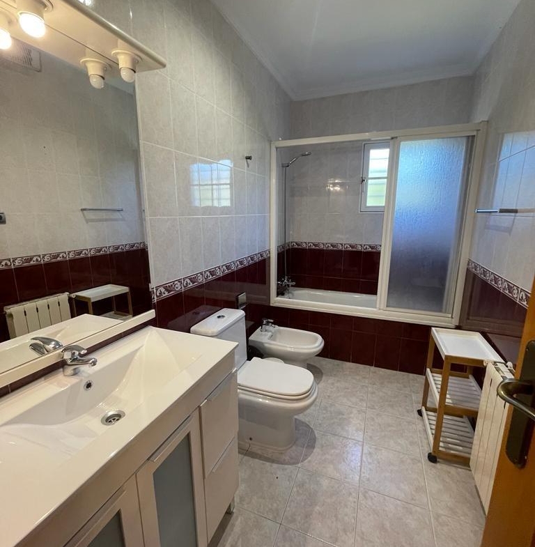 VILLA DE LUJO EN LOS BALCONES CON 950 M2 DE PARCELA. 5 DORM. 3 BAÑOS. PISCINA.