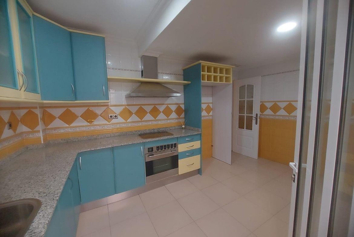 EDIFICIO EN ORIHUELA CIUDAD. 3 DORM. 2 BAÑOS. GARAJE. TRASTEROS