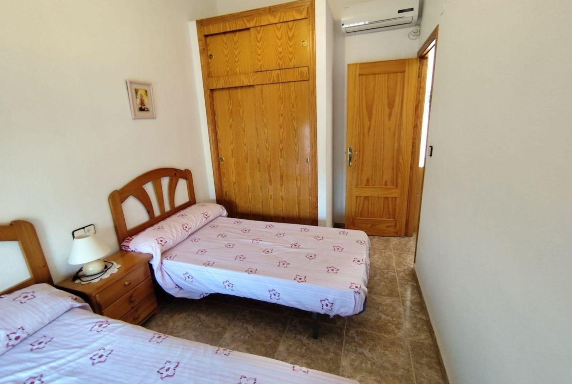 ADOSADO DE 3 DORM. 2 BAÑOS EN LOS ALCAZARES. A 500 METROS DE LA PLAYA. PARCELA. SOLARIUM.