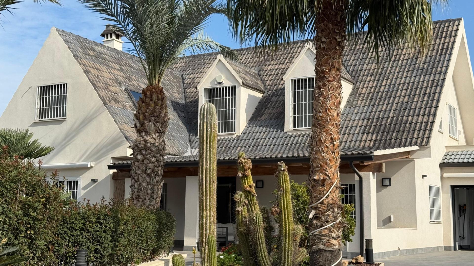 3-19-58 Detached villa with private pool and large plot